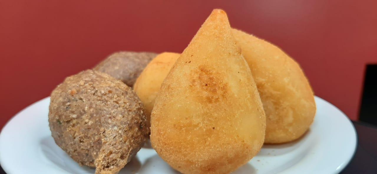 imagem de 02 Coxinhas Grande + 02 Quibes Grande+02 Croquetes Grande + Coca Cola 2l